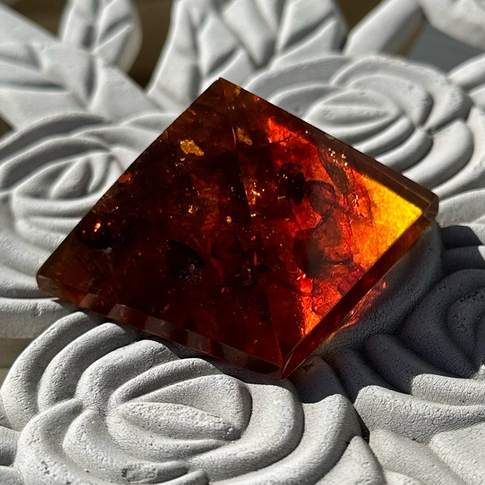 Amberlite small pyramid